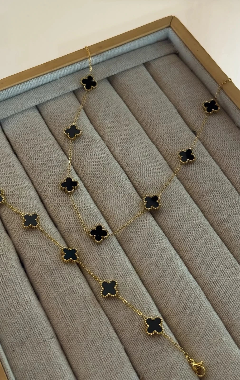 Collar y pulsera trébol